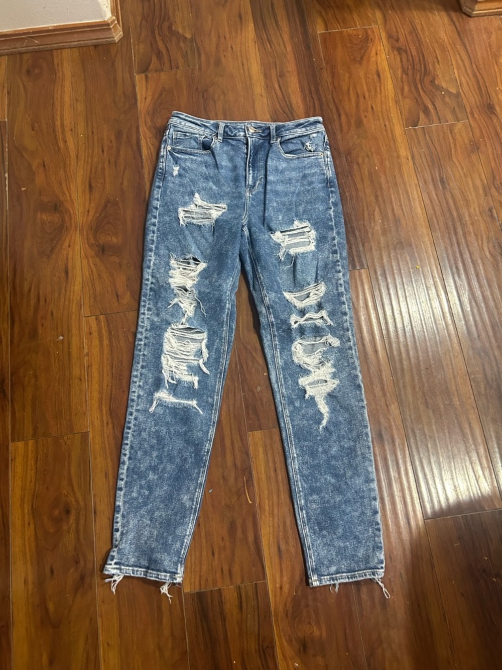 American Eagle Outfitters Distressed Acid Wash Blue Jeans, size 6